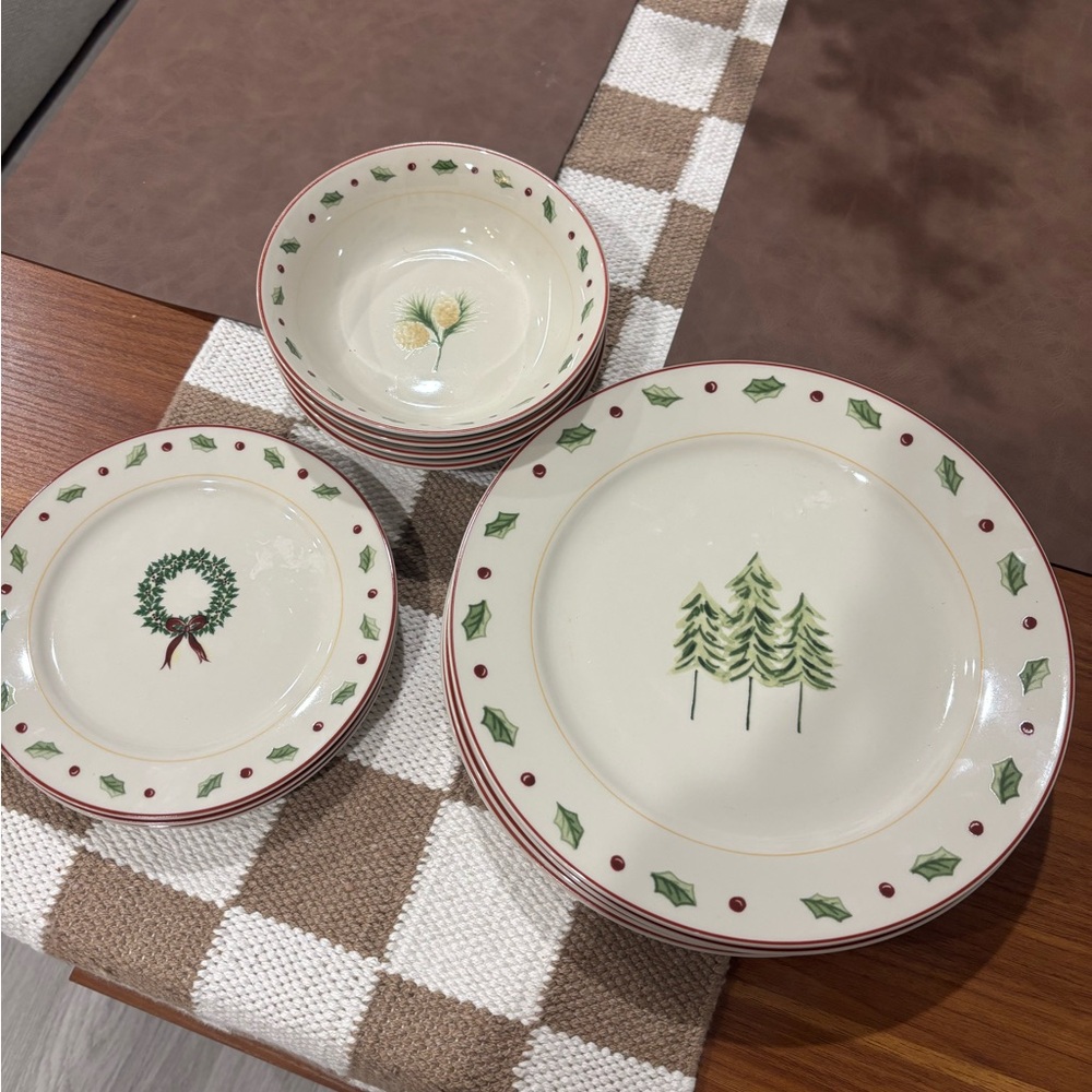Set of 11 Vintage Merry Brite holiday dinner plates, bowls, & dessert plates